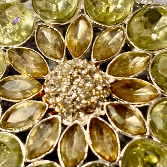 Vintage unsigned beautiful light Green flower Brooch with Rhinestones - Picture 8 of 17